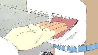 遇到没牵绳的狗狗怎么办？当然是跟它握手啦（不是！别学！）