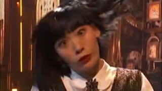 Rambut hitam, bibir merah, dan tarian ajaib yang solid