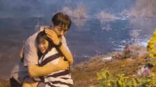 Carrying Sun Jae and running, Sun Jae rescued So Soo from drowning. The two of them came out of the 