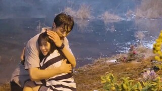 Carrying Sun Jae and running, Sun Jae rescued So Soo from drowning. The two of them came out of the