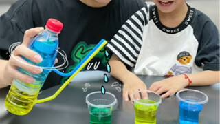 Một cái chai có thể rót ra nước 3 màu, điều này thật kỳ diệu quá đi mất