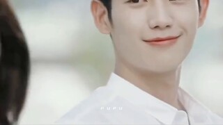 Anh biết rằng hai người họ không thể để người thứ ba xen vào nên anh luôn đứng ngoài cuộc.