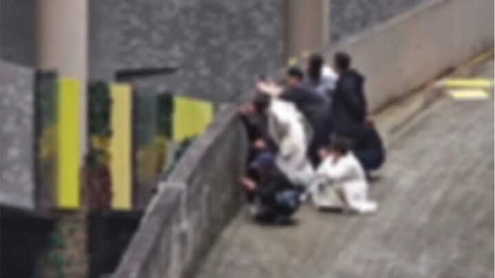 Haha, I’m laughing so hard—those few guys were crouching there, and there were cops all around below
