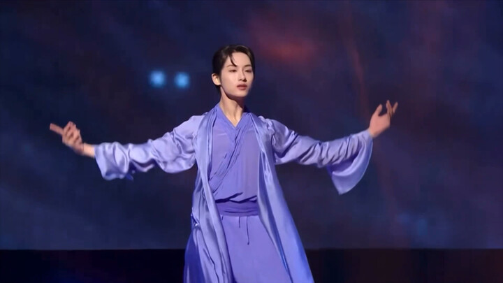 “Dong Sicheng” – tarian Yunbao ini keren banget～ Aaaah～ Tolong rekam dia pakai kostum zaman dahulu～ 