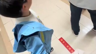 蓝衣小孩认错爸爸，和黑衣小孩争抢，看清楚后吓一激灵