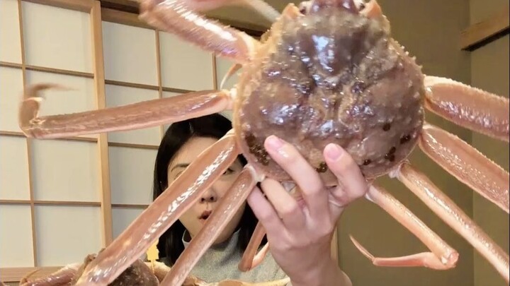 يُقدَّم كраб الصنوبر بـ12 طريقة مختلفة، هل سعره مرتفع إلى هذا الحد؟