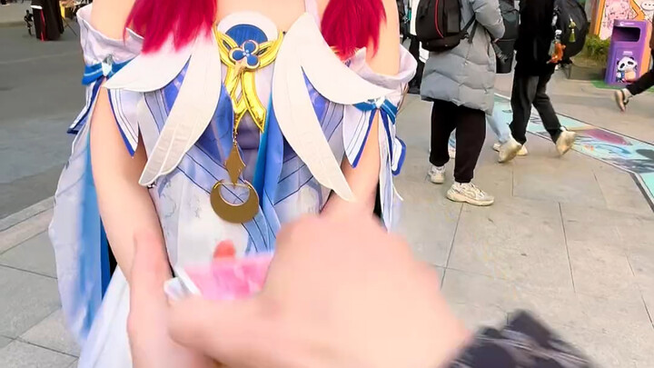 تقديم سحورات عشوائية للمارة في الشارع