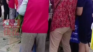 Komunitas mengadakan acara membuat bakcang, seorang ibu-ibu curiga tidak bisa bersaing hingga melaku