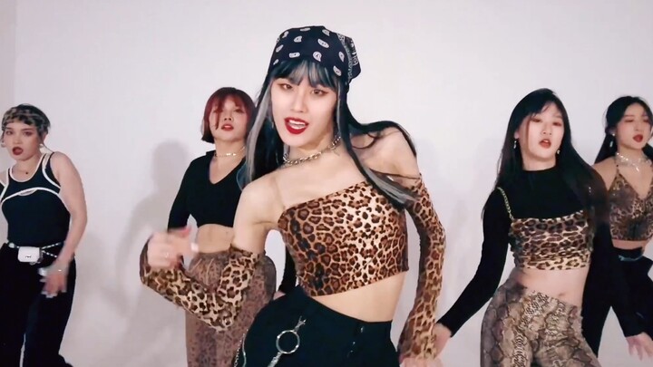 A-POP people gather! Lead the group to dance to the classic song Hey Mama