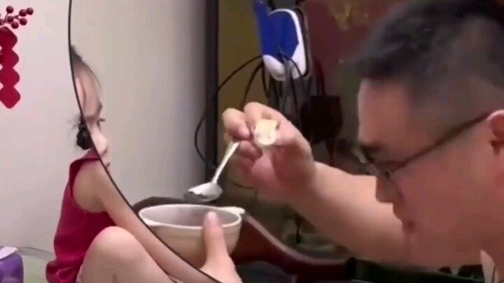 Em bé dễ thương: Điều kiện để được ăn