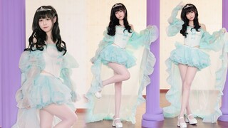 Wearing a princess dress and dancing fiercely to "Queencard" (G) I-DLE