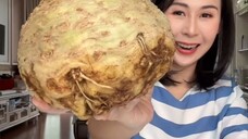 Sayur buruk rupa kiriman bestie . Katanya bau banget …. Yaaaa bau seledri ….