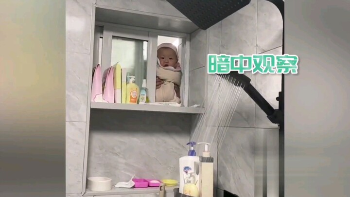 แม่ไปอาบน้ำ ลูกน้อยร้องไห้ทันที พ่อใช้กลอุบายแปลกๆ อุ้มลูกไปหน้าต่างแอบดู หน้าตาทำเอาฮา!