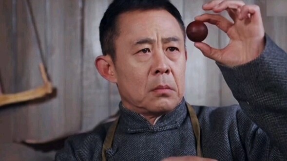 ผู้ชายคนหนึ่งใช้ไม้จันทน์สีม่วงมูลค่าหลายสิบล้านทำเป็นลูกบอลหลูปาน จนสามารถซ่อมแซมดราก้อนบอลที่แตกหั