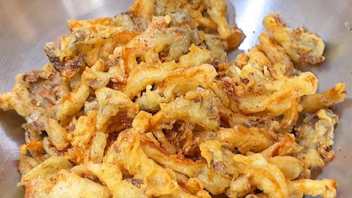 My mom’s dry-fried mushrooms are absolutely delicious—crispy and stay crunchy!