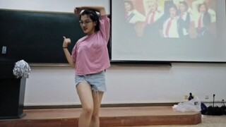 女大学生第一次在大庭广众跳Kpop实录