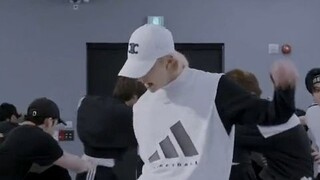 [Huang Hyunjin Straight Shot] [Chen's Homemade] สตูดิโอซ้อมเต้น "FREEZE" สุขสันต์วันวาเลนไทน์ StrayK
