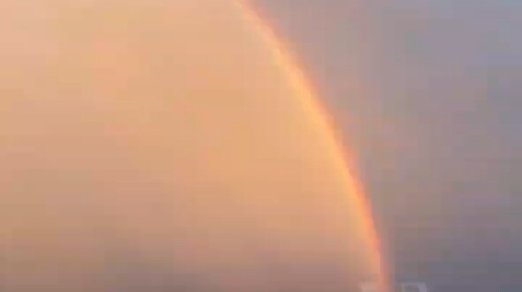 Saat cahaya senja, pelangi, awan kemakmuran, dan petir muncul bersamaan dalam video ini