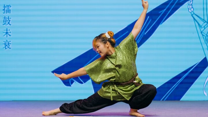 【تصميم رقص أصلي】 هل قام الحصان من الدرجة الرابعة في الرابع في الرابع على المسرح بعرض فيلم فنون قتالي