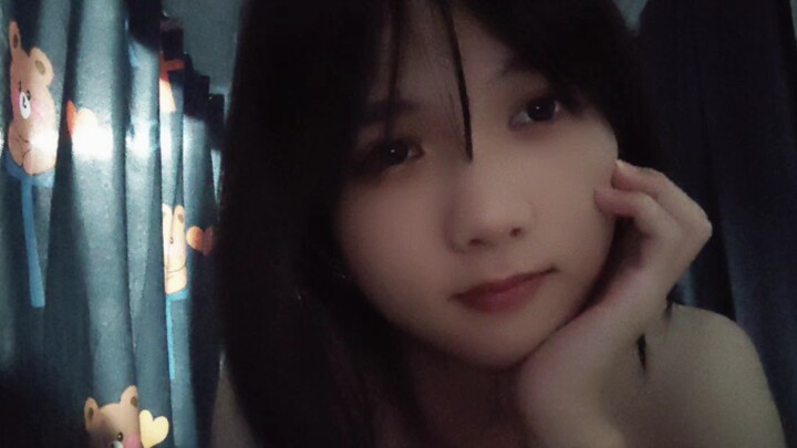 Teman sekamar: Dia kenapa senyumnya manis banget?! Terlalu ke-maen-annya! (bus)