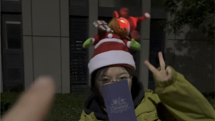 Cái thứ trên đầu này là cái gì vậy, trẻ con quá đi mất #Chơi đồ mới lạ #Quà Giáng Sinh