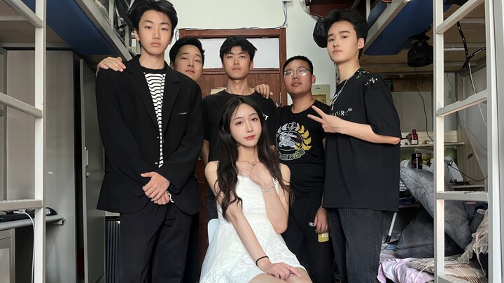 ทำไมถึงมีผู้หญิงในหอพักผู้ชาย?