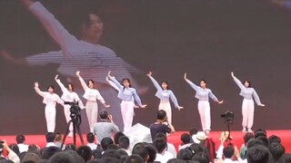 The second-year high school coming-of-age ceremony was held at the dance club of Huipu Middle School