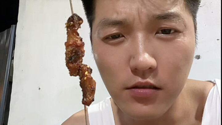 Pesta barbeku kecil musim panas sendirian juga sangat menyenangkan, mantap!