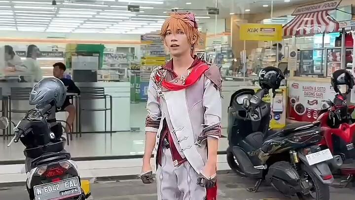 cosplay anime: joget depan minimarket
