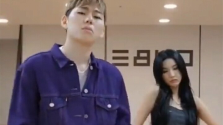 Thử thách "Freak" của ZICO X Tian Xiaojuan rất dài và khó.