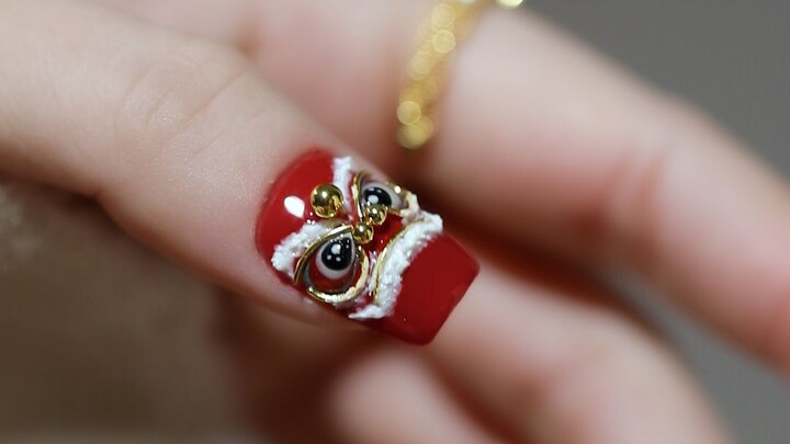 บทเรียนการทำเล็บลายสิงโตตื่นชนสีแดงสำหรับปีใหม่