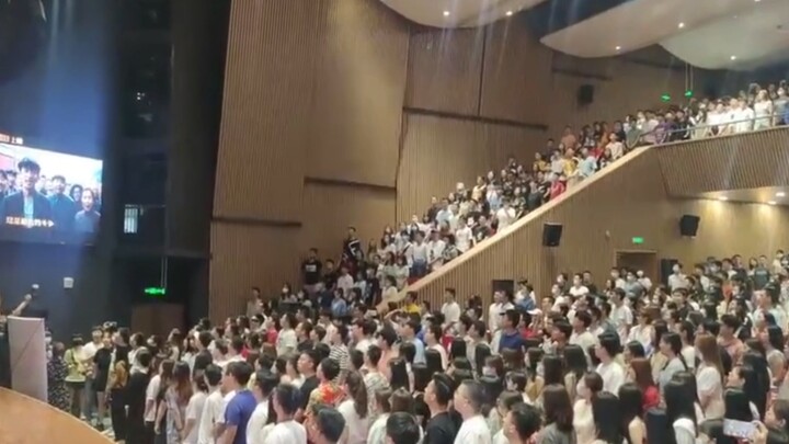 หลังจบการฉายภาพยนตร์เรื่อง “นักปฏิวัติ” ผู้ชมได้ร่วมกันขับร้องเพลงอินเตอร์เนชันแนลโดยไม่มีใครชวน