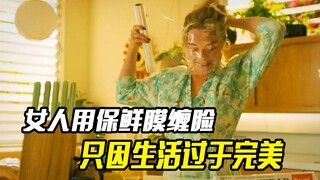 Một người phụ nữ dùng màng bọc thực phẩm bọc kín mặt để tạo cảm giác ngột ngạt, chỉ vì cuộc sống của