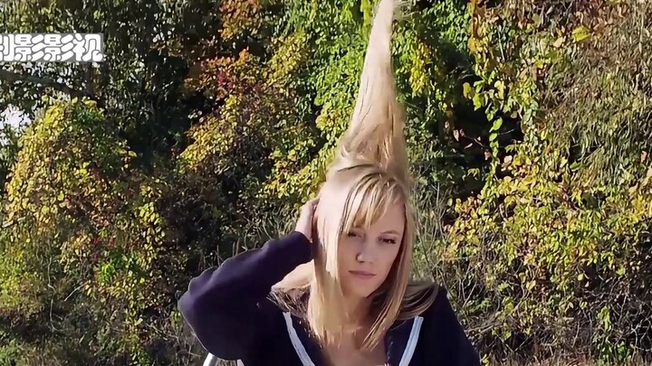 女孩在晒太阳时突然察觉出了不对劲，她发现闺蜜的头发竟然莫名竖了起来