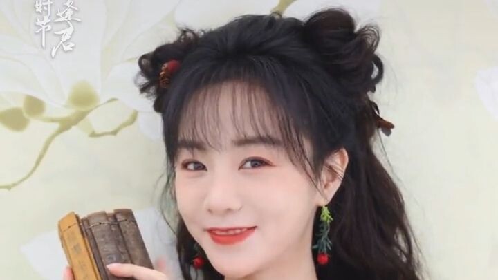 Female lead in " Love Never Fails พานพบอีกครายามบุปผาโปรยปราย " Hu Yixuan