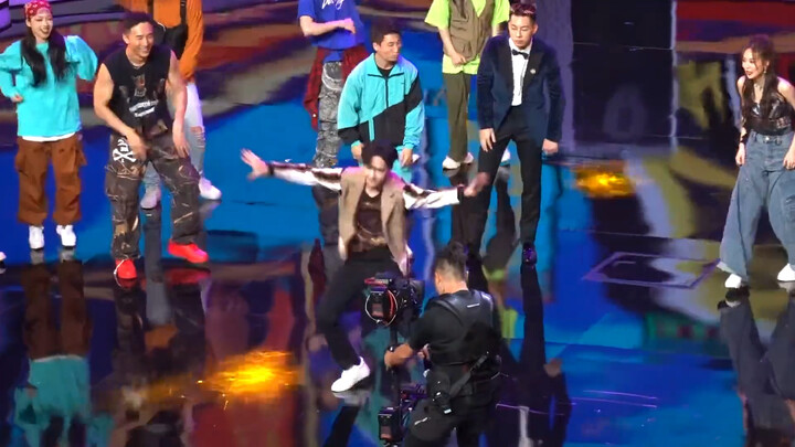 Lễ bế mạc Liên hoan phim Thượng Hải 2023: Chính màn nhảy này của Vương Nhất Bác đã từng gây nên cơn 