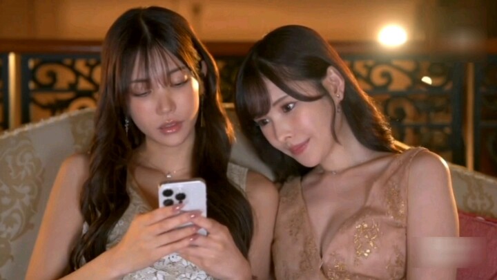 สาวสวยขาเรียวยาวสองคน คุณชอบใครมากกว่ากัน?