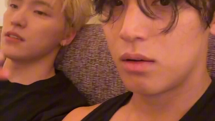 Xiao Kui, Cani! DINO ate a DINO burger!! Xiao Kui: When did you eat it? Cani: It’s totally my type!!