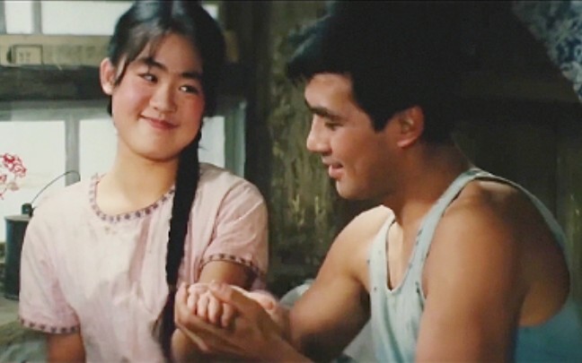 Độ ngọt này, rõ ràng chưa có lấy một nụ hôn mà đã đè bẹp mấy bộ phim ngôn tình sến súa hiện nay rồi!