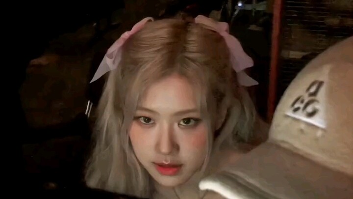 Let's take a look at Chae-young's atmospheric aesthetic.