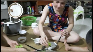 Biển nguyễn ngọc bất ngờ khi thấy thôn nữ nướng thịt quá ngon.