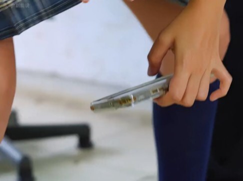 สาวน้อยถ่ายภาพใต้กระโปรงแล้วใส่ร้ายครู ผลลัพธ์กลับไม่เป็นอย่างที่คาดคิด!