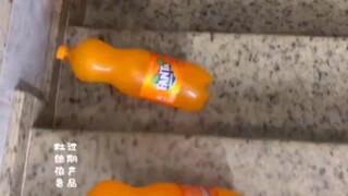 楼梯滚瓶子大赛
