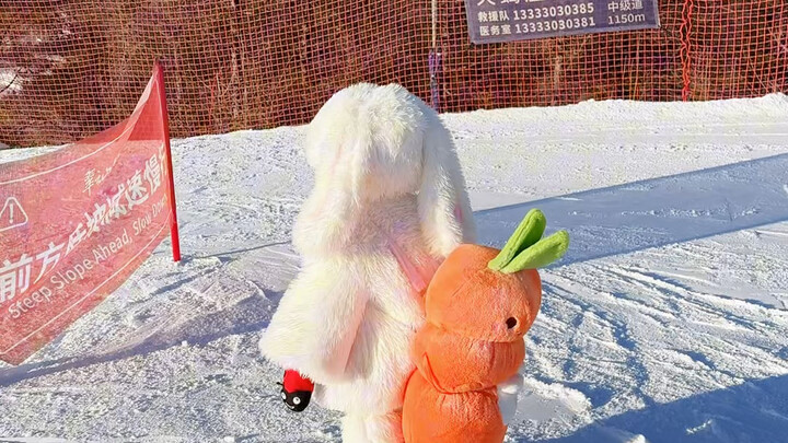 หัวผักกาดใหญ่ใช้เป็นโล่กันได้ดีสุดๆ #สโนว์บอร์ด #เล่นสกี #เฉินเฉินไม่เกี่ยงอาหาร #เด็กน้อยน่ารักเล่น