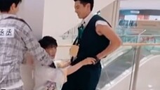 Zhou Shen was chased by Wang Hedi in the elevator, which was so tense! He was so weak when he was ca