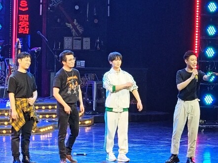 [Someone] & Deng Shuai's live performance of "Li Fei Li Fei"