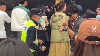 Pria tersebut menjulurkan jari tengah kepada polisi di festival musik dan dibawa pergi karena mengga