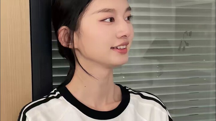 The cool girl next door... I really love sisters who are so incredibly capable!