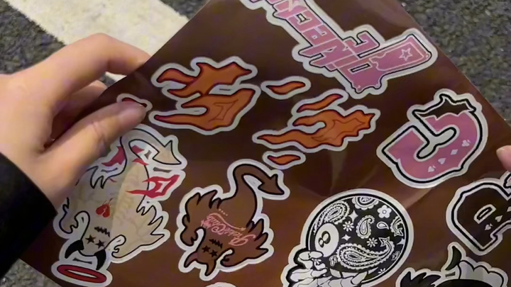 Apa? Ada yang memberi ulasan negatif dan bilang perubahan warna di kaos kami palsu?