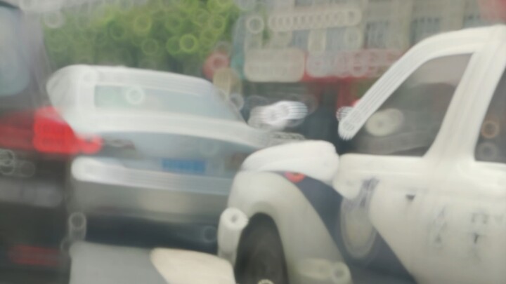 รถตำรวจ: แกมันกล้าขับจี้หน้าขนาดนั้นเลยเหรอ